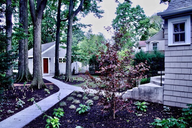 Building Photo - 1100 W Riverview Dr