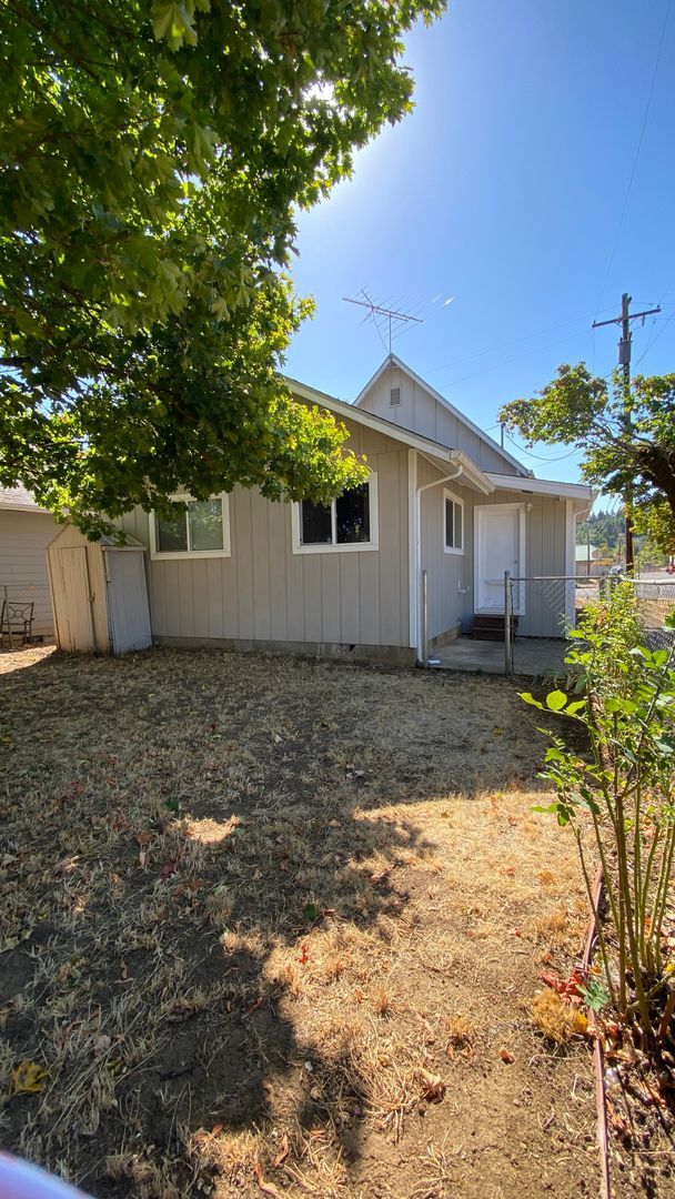 Building Photo - 3 Bed, 1 Bath Dallas Home!