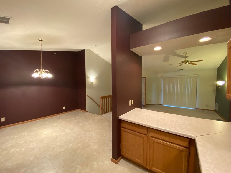 Building Photo - 1917 Deerhaven Ln NE