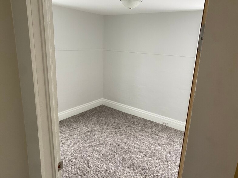 Building Photo - 340 N Park St