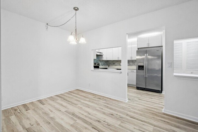 Building Photo - 723 Sunny Pine Way