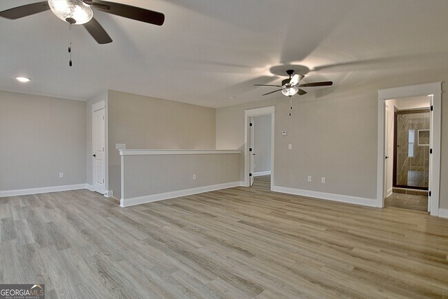 Building Photo - 190 Redhaven Dr