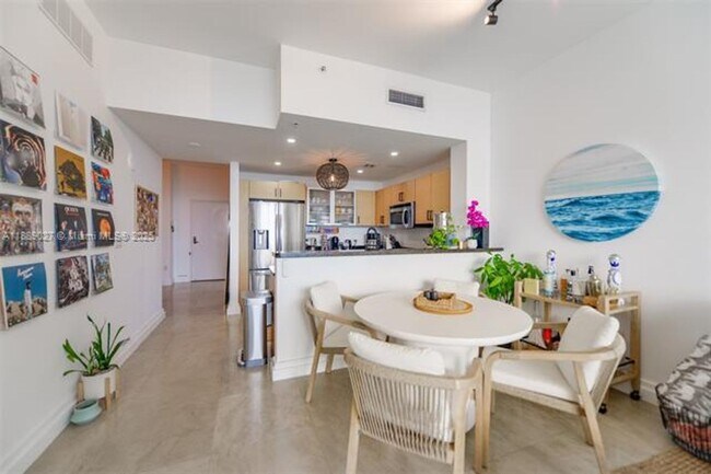 Building Photo - 725 NE 22nd St