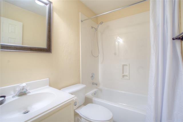 Building Photo - 1221 Greenway Dr