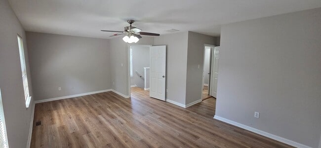 Building Photo - Charming 3-Bed Townhome in Sought-After Si...