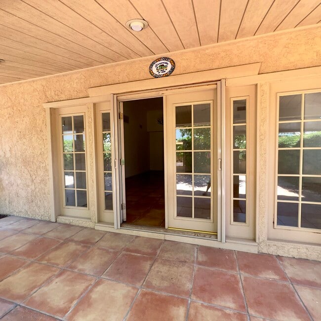 Building Photo - 40064 Silktree Ct