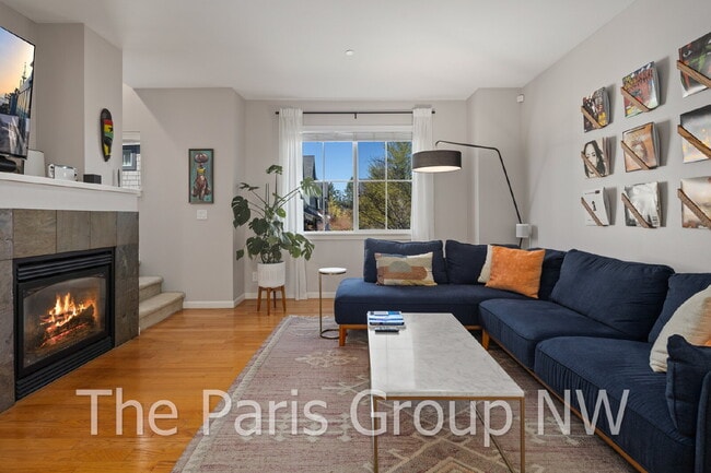 Building Photo - Stylish Model Hm in Issaquah Highlands * Park-Facing, EV Charger, Designer Upgrades & Very Walkable!