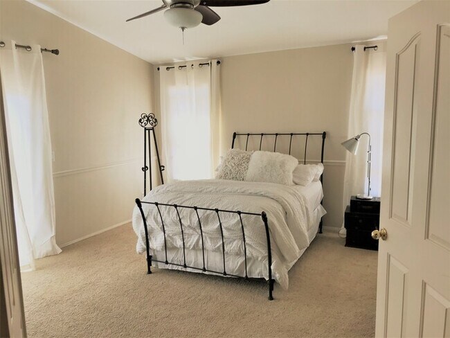 Building Photo - Beautiful 4Bd x 2.5Bath w/ HUGE Backyard &...