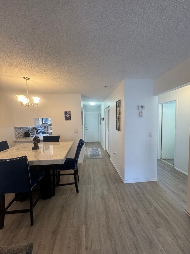 Building Photo - Annual turnkey furnished 2-Bedroom, 2-Bath...