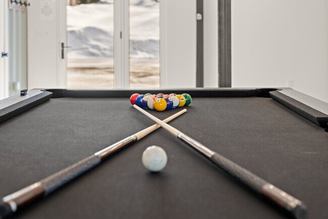 Building Photo - 220 Circle Dr