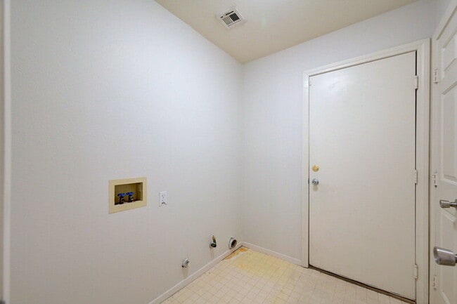 Building Photo - 1813 Lyell Canyon Ln