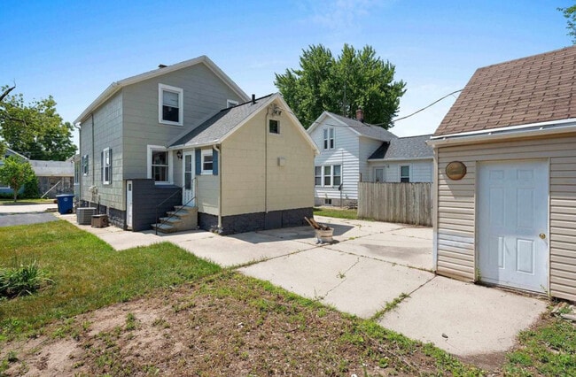 Building Photo - 532 W 5th Ave