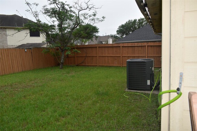 Building Photo - 10519 N Newpark Dr
