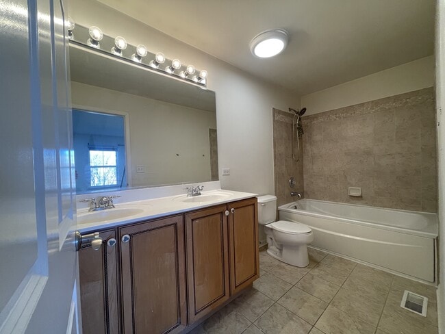 Building Photo - 4702 N Lamon Ave