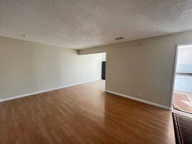 Building Photo - Two Story Three Bedroom Townhouse in San J...