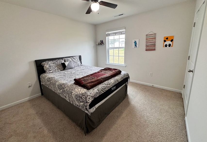 Building Photo - Room in Townhome on Arkose Dr