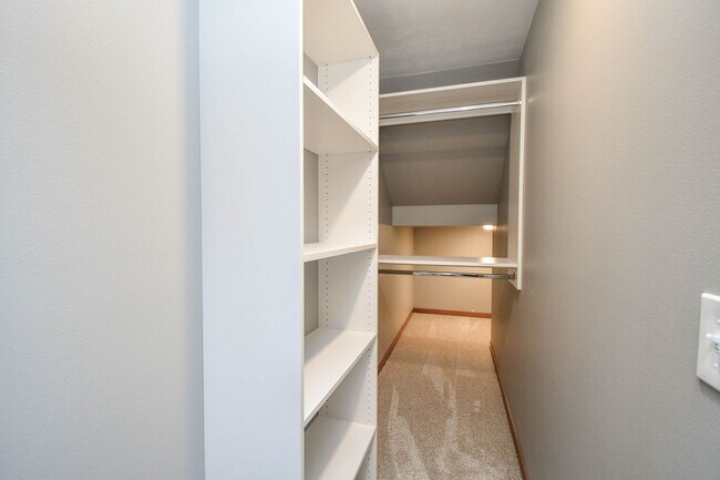 Building Photo - Spacious & Stylish 4-Bedroom Twinhome with...