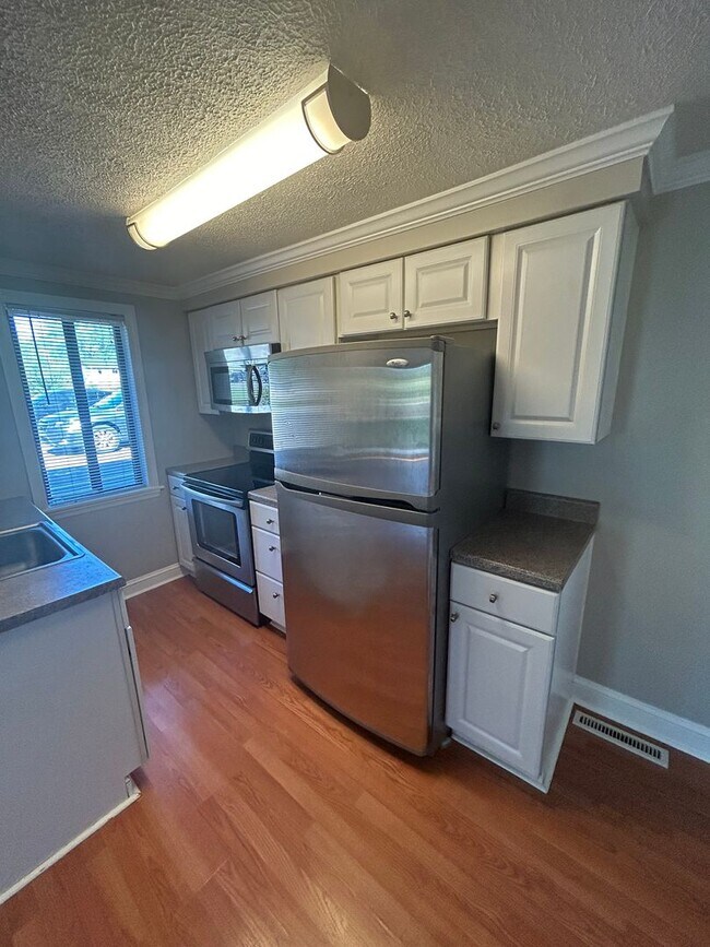 Building Photo - Modern 1 Bedroom Townhome in Prime Moon Township Location!