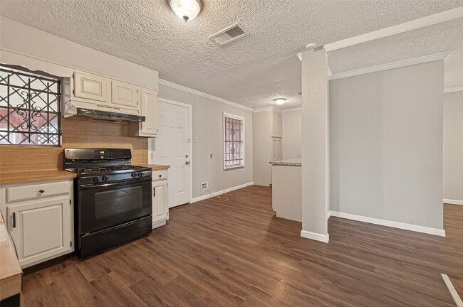 Building Photo - 2619 Homer St