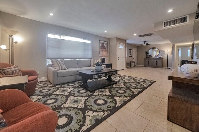 Building Photo - Amazing 3 Bed/2 Bath Home in Old Town Scottsdale