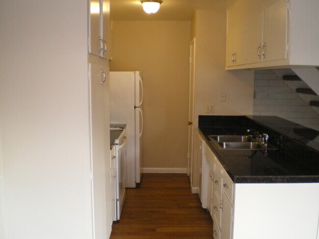 Building Photo - Great Looking 2bd / 1bth 2 Story Condo!