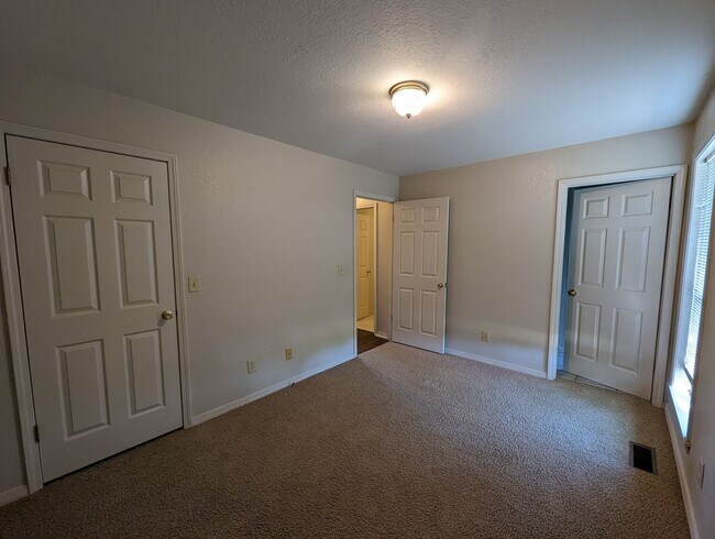 Building Photo - • 2 Bed • 2 Bath • Overlooking the White R...