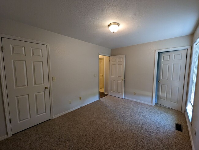 Building Photo - 2 Bed • 2 Bath • Overlooking the White River