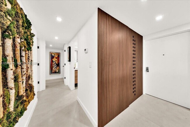 Building Photo - 1147 Hillsboro Mile