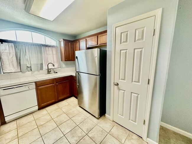 Building Photo - Spacious South Fresno 4/2