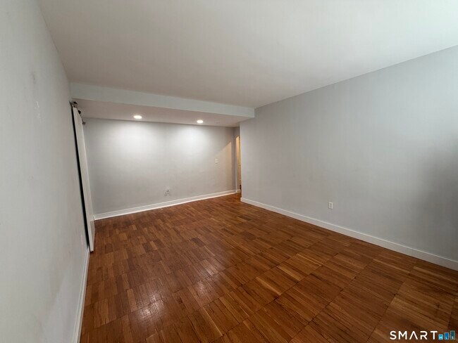 Building Photo - 230 Farmington Ave