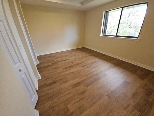 Building Photo - 6185 Laurel Ln