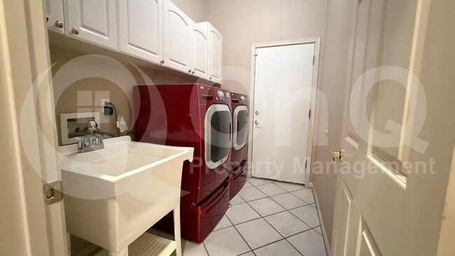 Building Photo - 173 N Pineview Dr