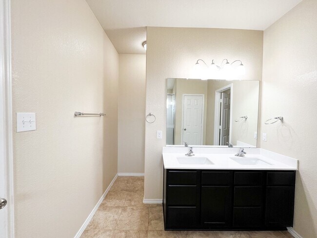 Building Photo - Available NOW!! Beautiful 1 story, 3 bedro...