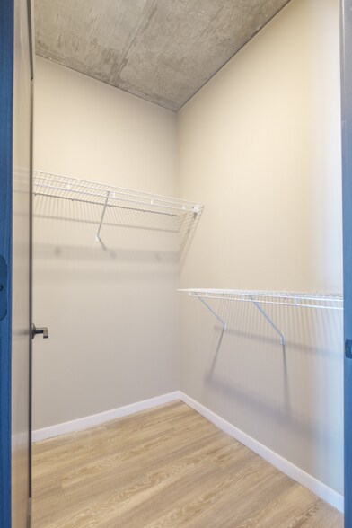 Building Photo - 932 W Washington Blvd