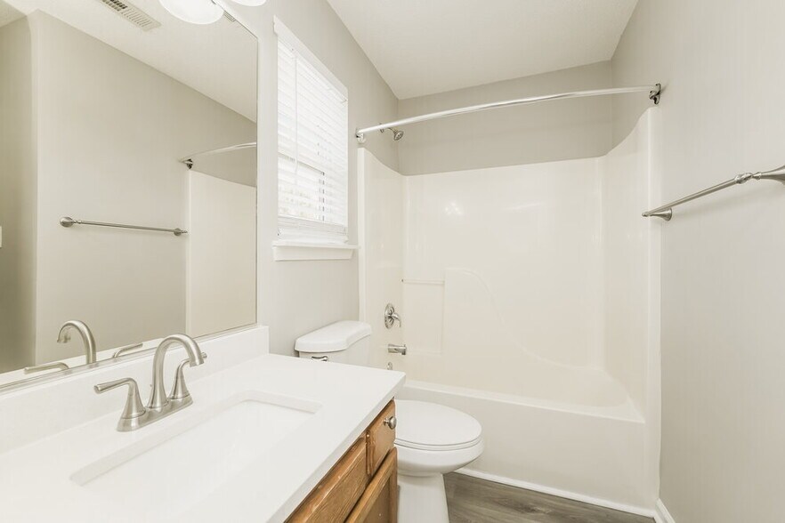 Building Photo - 707 Almora Dr