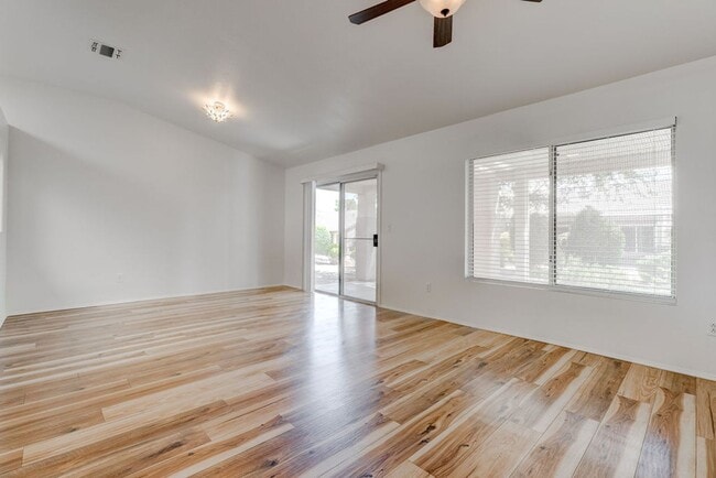 Building Photo - Beautiful 2 Bedroom Home Backing to Greenbelt