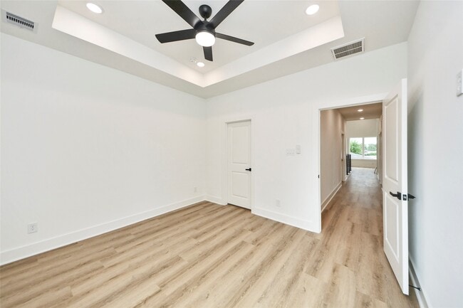 Building Photo - 932 South Ln