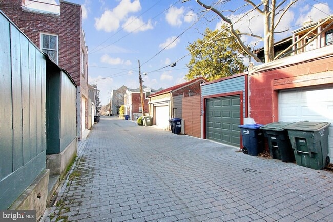 Building Photo - 1756 Park Rd NW