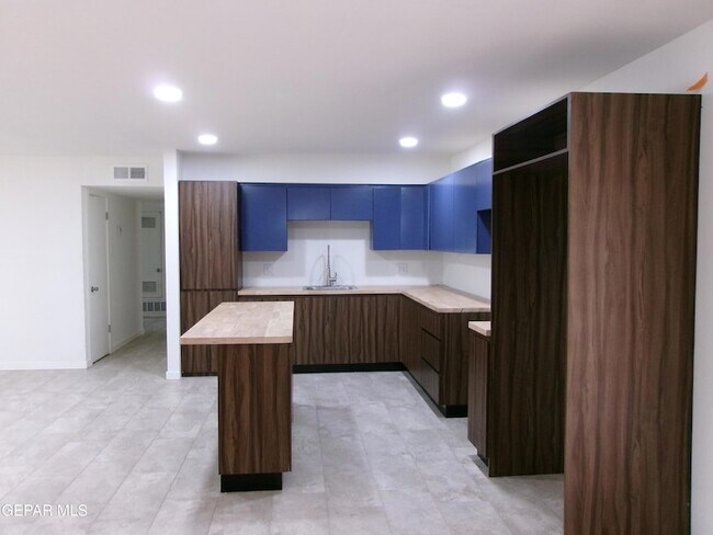 Building Photo - 6253 Dew Dr
