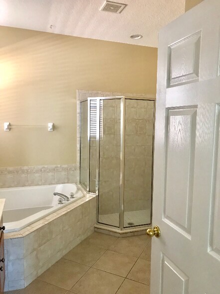 Building Photo - 4654 Redmond Pl