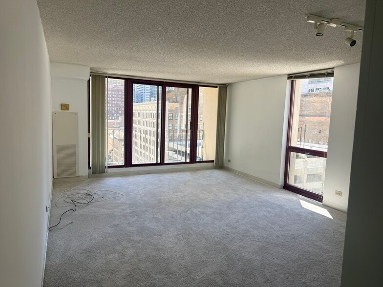 Building Photo - 200 N Dearborn St