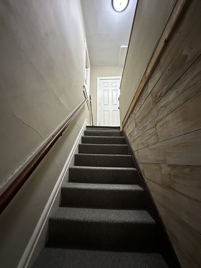 Building Photo - 3 bed 1 bath close to Water St. and UWEC! ...