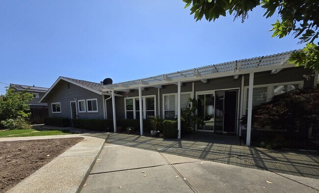 Building Photo - 6390 Bose Ln