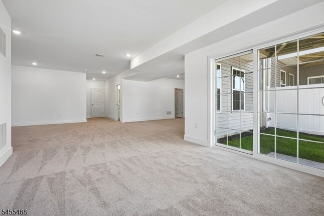 Building Photo - 52 Eastwood Ter