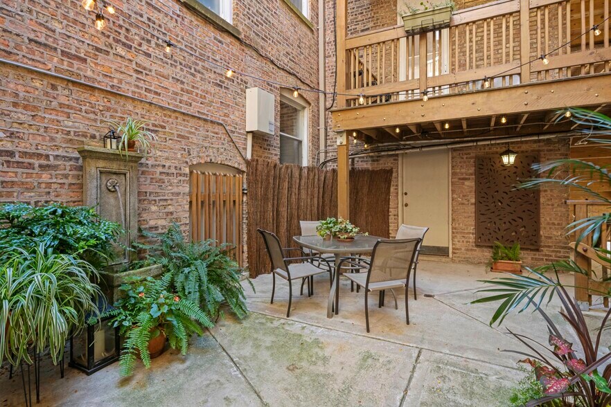 Shared Garden Patio - 6040 N Kenmore Ave