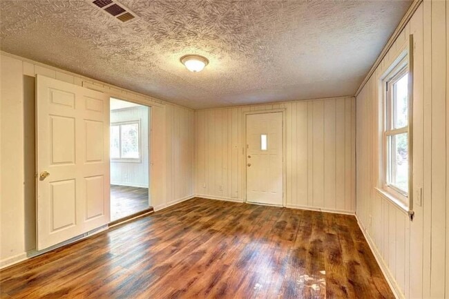 Building Photo - 2423 Thrasher Ave