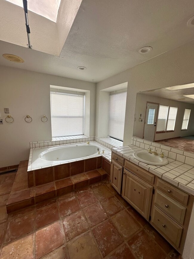 Building Photo - Pool & Hot Tub on the Golf Course Too! Mes...