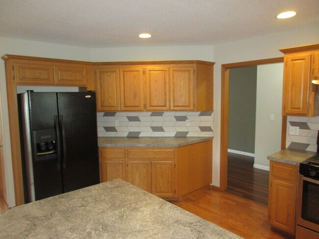 Building Photo - Great Three Bedroom in South Salem