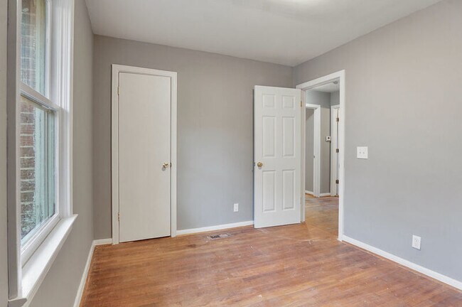 Building Photo - 402 Carver Ave