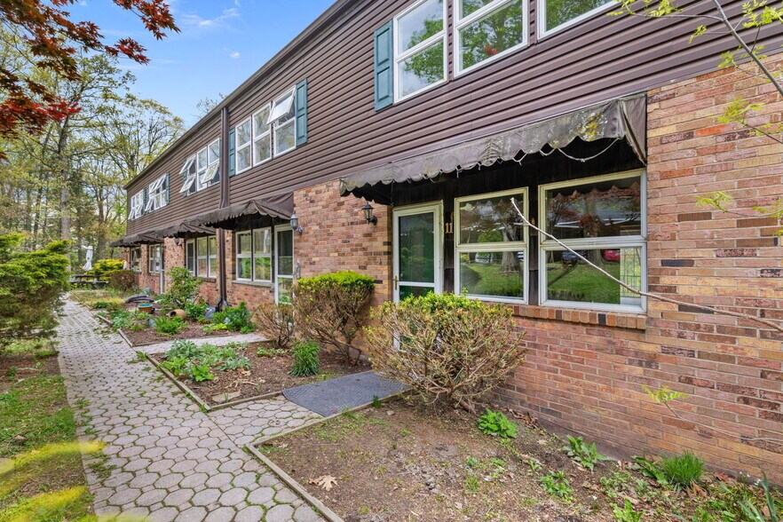Building Photo - 216 Oakview Dr